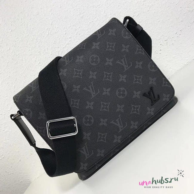 LOUIS VUITTON DISTRICT PM M44000 - 1