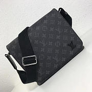 LOUIS VUITTON DISTRICT PM M44000 - 1