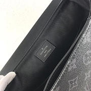 LOUIS VUITTON DISTRICT PM M44000 - 4