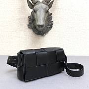 Bottega Veneta Belt Cassette bag in black - 5