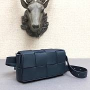 Bottega Veneta Belt Cassette bag in blue - 5