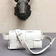 Bottega Veneta Belt Cassette bag in white - 5