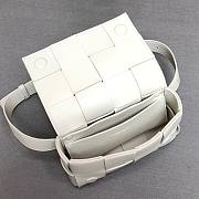 Bottega Veneta Belt Cassette bag in white - 4