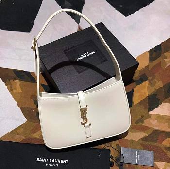 YSL LE 5 À 7 HOBO BAG IN WHITE SMOOTH LEATHER