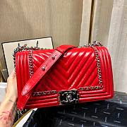 Chanel Medium Crinkled Calfskin Chevron Boy Flap Bag Red - 4