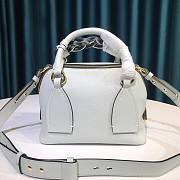 Chloe Small Daria day bag in grained & shiny calfskin white - 2