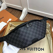 Louis Vuitton Discovery Bumbag Monogram in Grey M43644 - 2