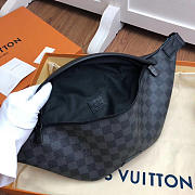 Louis Vuitton Discovery Bumbag Monogram in Grey M43644 - 3