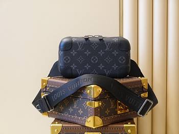 Louis Vuitton Horizon Clutch Monogram Eclipse M45579