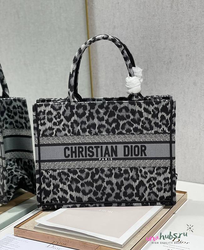 Dior Tote Book Maria Grazia Chiuri 36cm - 1