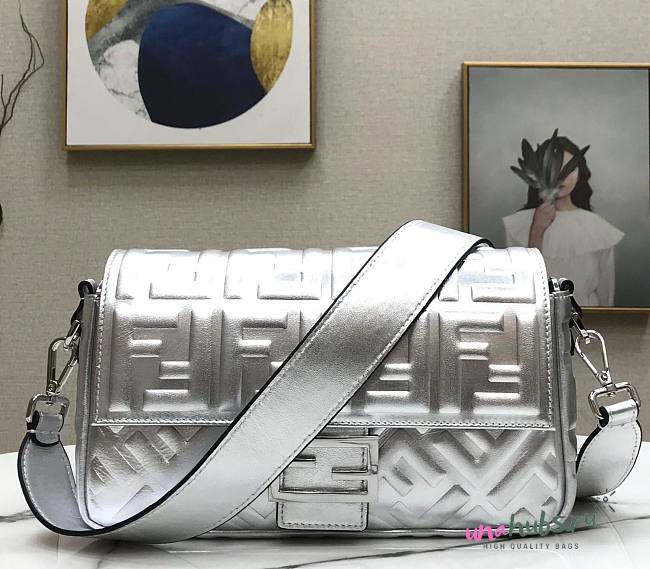 Fendi BAGUETTE Silver leather bag 26cm - 1