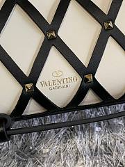 Valentino Garavani Beehive white tote bag - 6