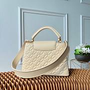 Louis Vuitton Quilting Capucines PM Cream 27cm - 4