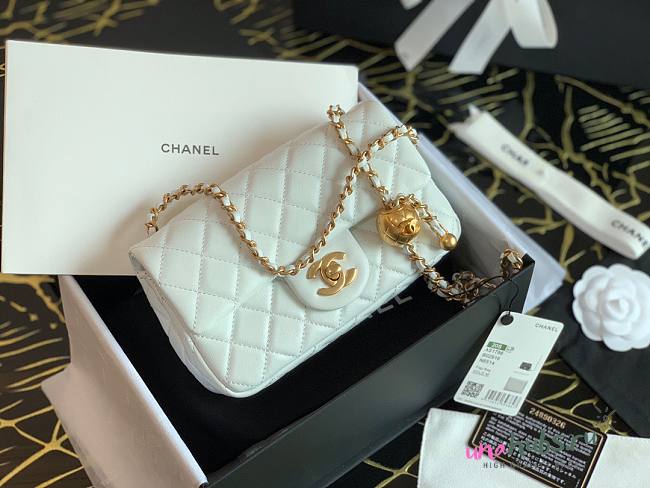 Chanel Lambskin & Gold-Tone Small Metal Flap Bag White 20cm - 1