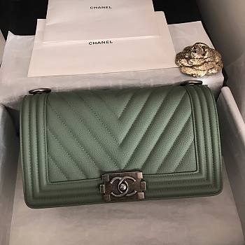 Chanel boy flapbag V green caviar leather 25cm