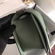 Chanel boy flapbag V green caviar leather 25cm - 6