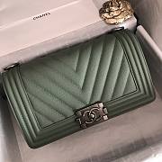 Chanel boy flapbag V green caviar leather 25cm - 3