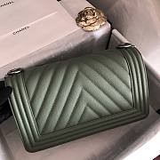 Chanel boy flapbag V green caviar leather 25cm - 2