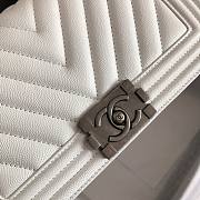 Chanel boy flapbag V white caviar leather 25cm - 3