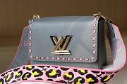 Louis Vuitton TWIST MM Gray  - 2