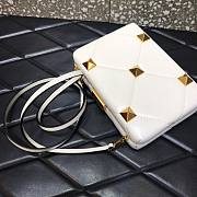 Valentino Garavani rockstud alcove white leather shoulder box bag - 5