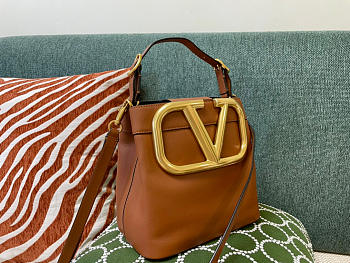 Valentino V logo bucket brown 20cm