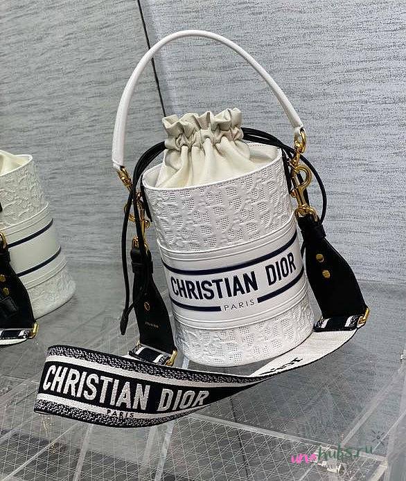 Dior vibe bucket white bag - 1