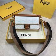 Fendi Baguette white medium brown trap  - 4