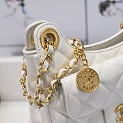 Chanel small shoulder bag in white leather - 3