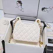 Chanel small shoulder bag in white leather - 5