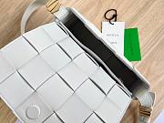 Bottega Veneta Cassette white grained leather bag - 5