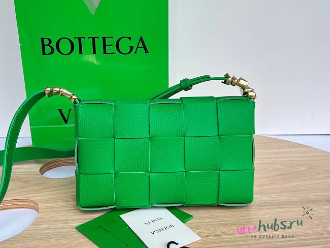 Bottega Veneta Cassette green grained leather bag - 1