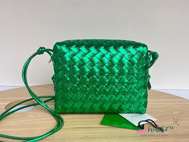 Bottega Veneta Green Loop Camera metallised leather Bag - 1