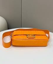 Fendi Baguette orange leather bag 26cm - 3