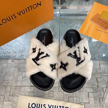 Louis Vuitton Fur black leather slippers
