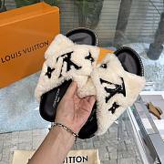 Louis Vuitton Fur black leather slippers - 6