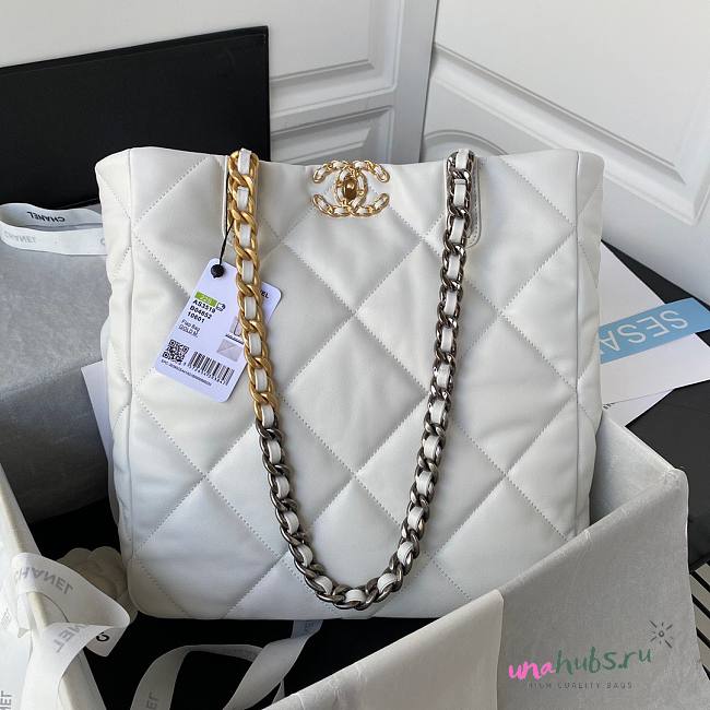 Chanel 22B tote 19 white lampskin bag - 1