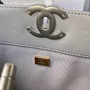 Chanel 22B tote 19 white lampskin bag - 6