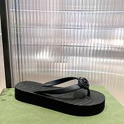 Gucci black GG slippers - 2