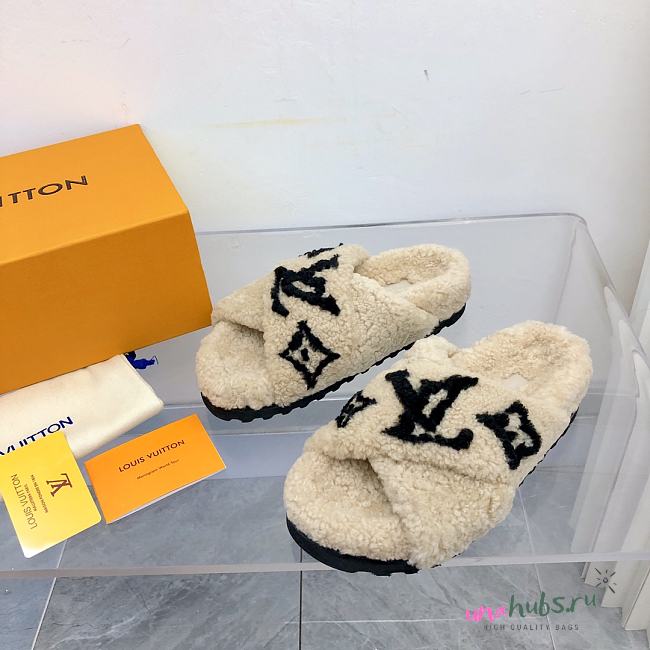 Louis Vuitton beige fur slippers - 1