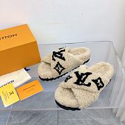 Louis Vuitton beige fur slippers - 1