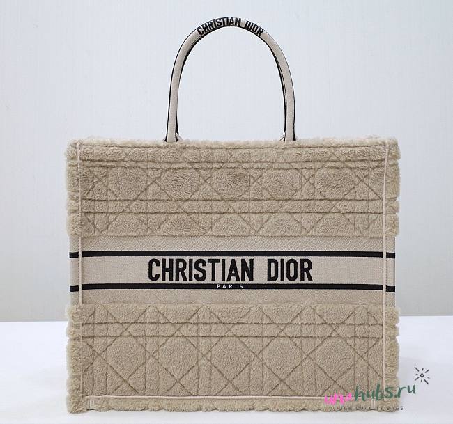 Dior Book Tote Beige Cannage Shearling 42cm - 1