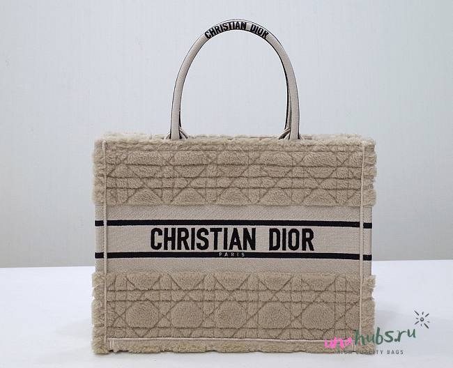 Dior Book Tote Beige Cannage Shearling 36cm - 1