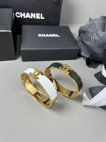 Chanel bracelet ( white/ black)