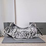 Balenciaga Le Cagole white graffiti shoulder bag - 5