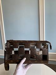 Louis Vuitton standing pouch M81588  - 3