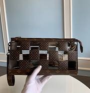 Louis Vuitton standing pouch M81588  - 1