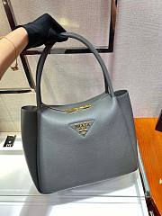 Prada medium logo-plaque gray tote bag - 4