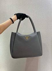 Prada medium logo-plaque gray tote bag - 3