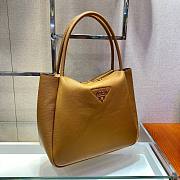 Prada medium logo-plaque brown tote bag - 4